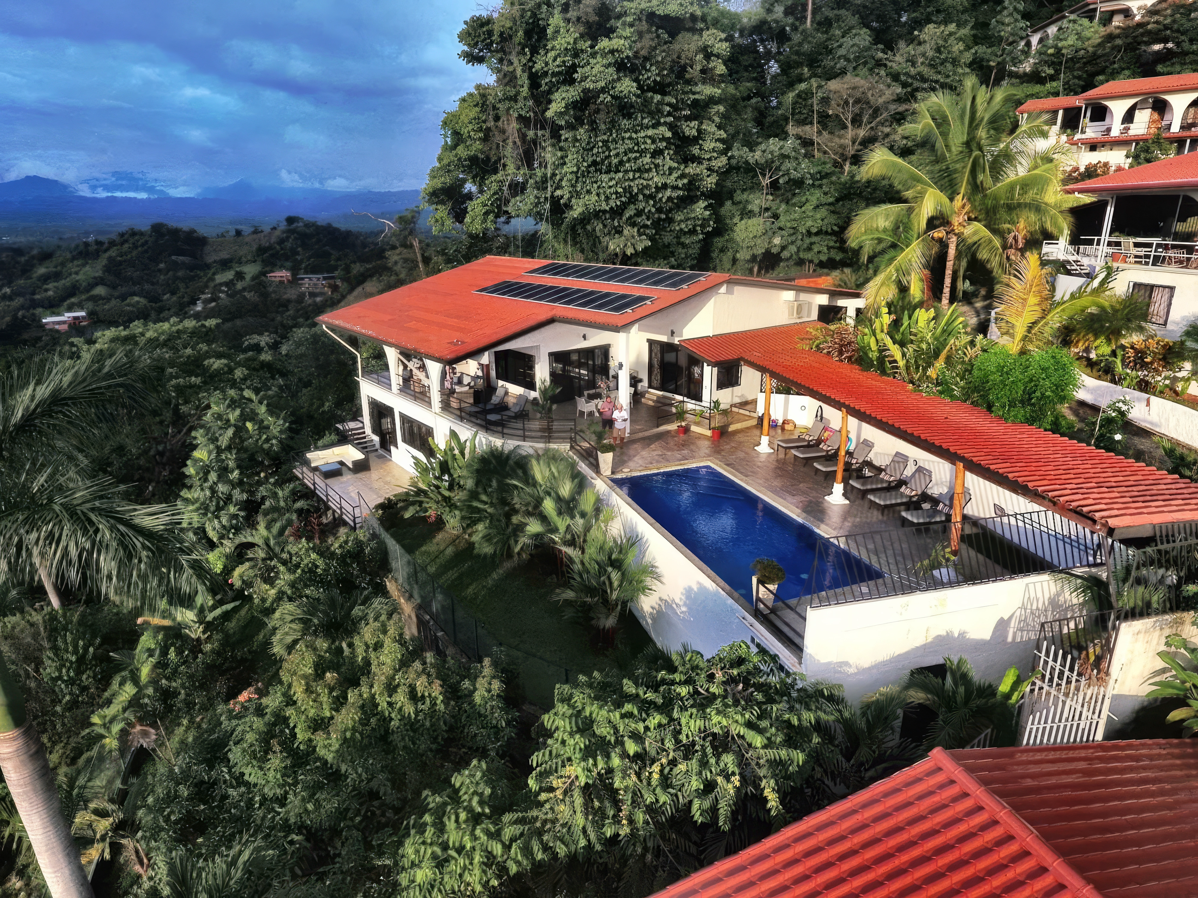 Villa Macaw - 5 Bedroom Ocean View House Villa Macaw is a newly renovated, 5-bedroom luxury estate in a private community, offering 180-degree Pacific views and sunset vistas just minutes from Quepos and